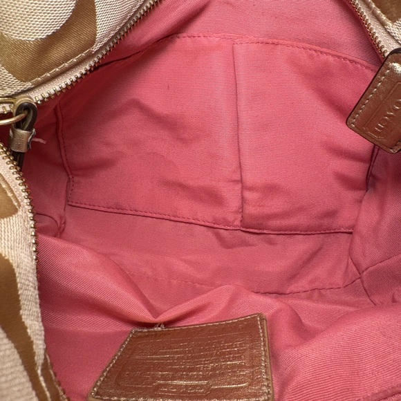 Elegant Cream and Brown Designer Shoulder Bag - Picture 8 of 9